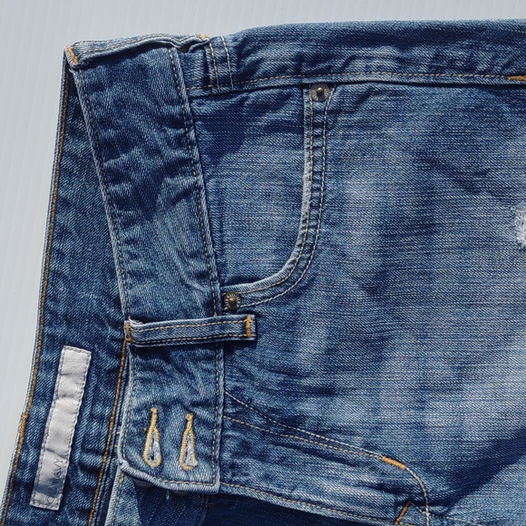 🌜OLD NAVY Mid-Rise Distressed Shorts in Medium Dark Wash - Picture 8 of 16